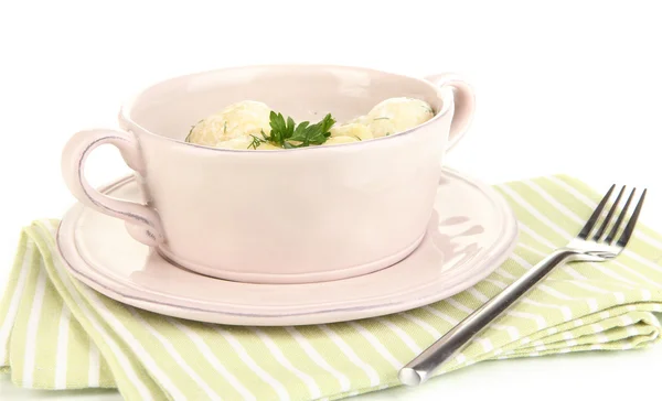 Jeunes pommes de terre tendres à la crème sure et aux herbes dans une casserole isolée sur du blanc — Photo