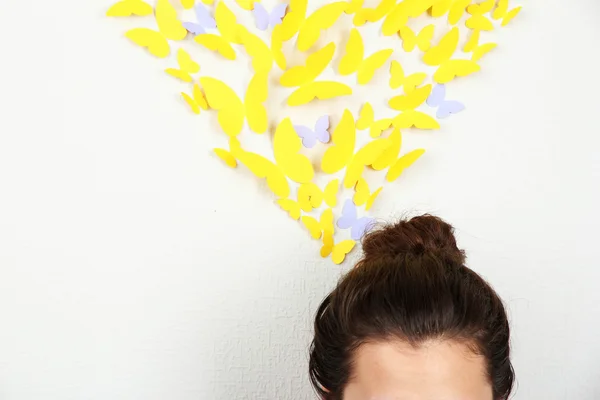 Žlutého papíru motýli létají myšlenky z hlavy — Stock fotografie