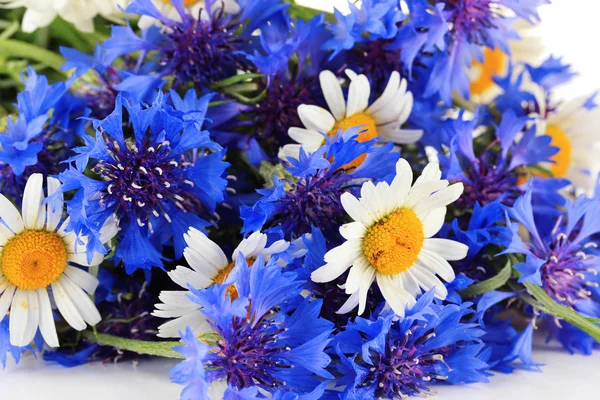 Beautiful bouquet of cornflowers and chamomiles — Stock Photo, Image