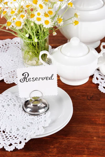 Ajuste de mesa con manzanillas en mesa de madera — Foto de Stock