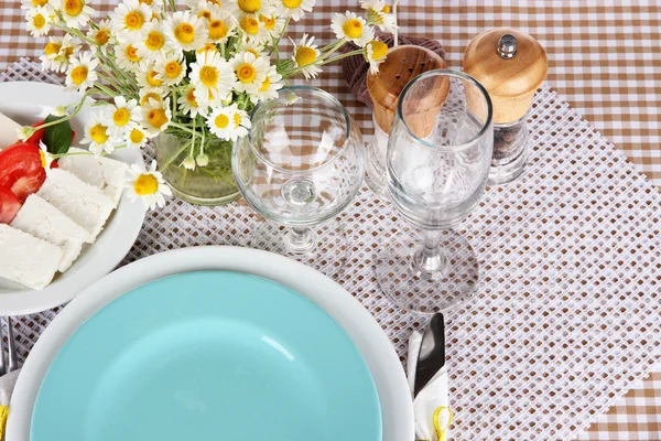 Cadre de table avec camomilles sur nappe à carreaux — Photo