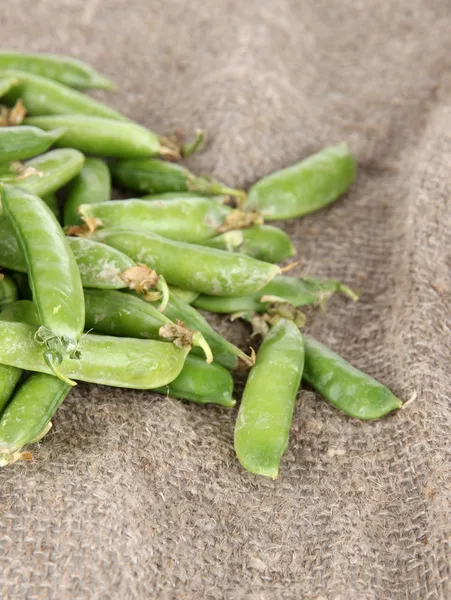 Gröna ärtor på uppsamlare bakgrund — Stockfoto