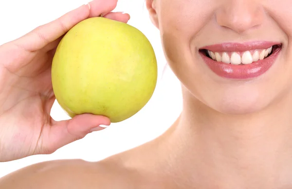 Donna sorridente con mela da vicino — Foto Stock