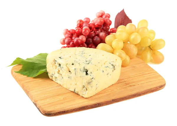 Sabroso queso azul y uva en tabla de cortar, aislado en blanco — Foto de Stock