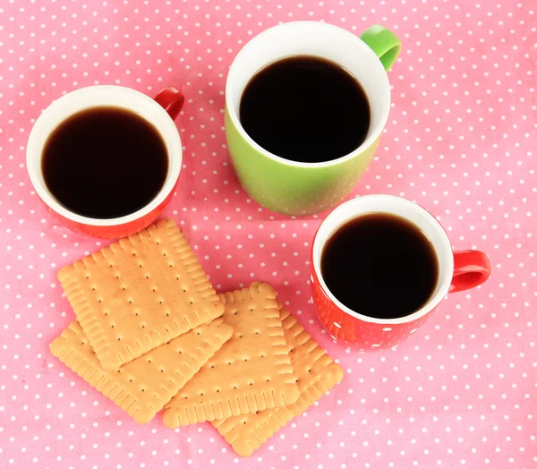 Cups of coffee with cookies on pink napkin — Stock Photo, Image