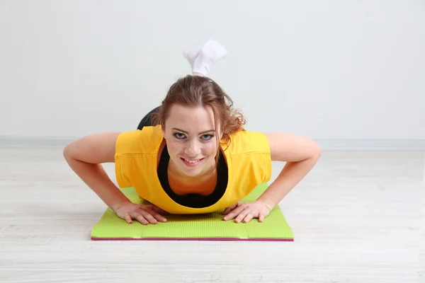 Portrait of beautiful young woman exercises — Stock Photo, Image