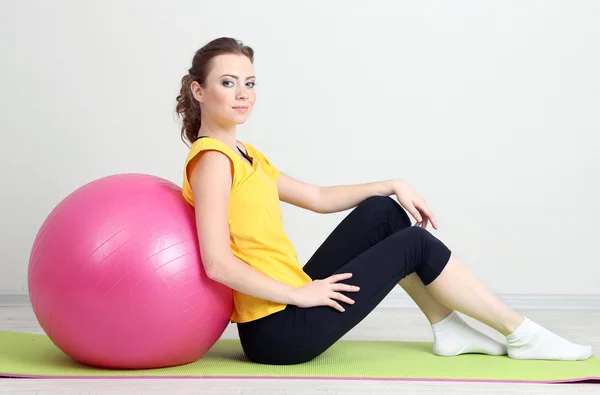 Ritratto di bella giovane donna esercizi con palla palestra — Foto Stock