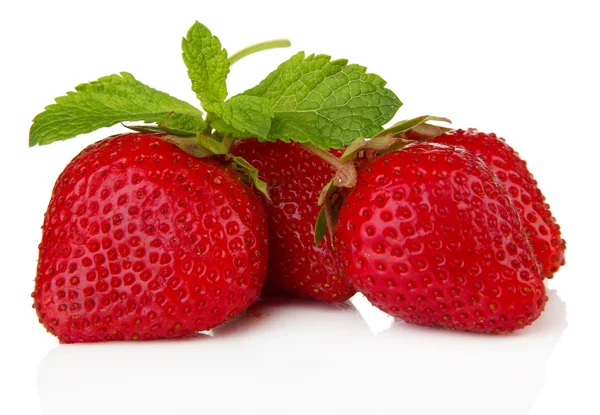 Fresas dulces maduras y menta, aisladas en blanco —  Fotos de Stock