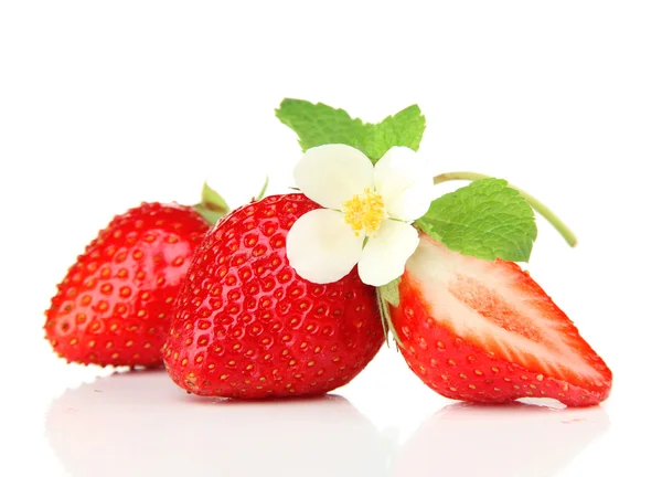 Fresas dulces maduras y flores, aisladas en blanco —  Fotos de Stock