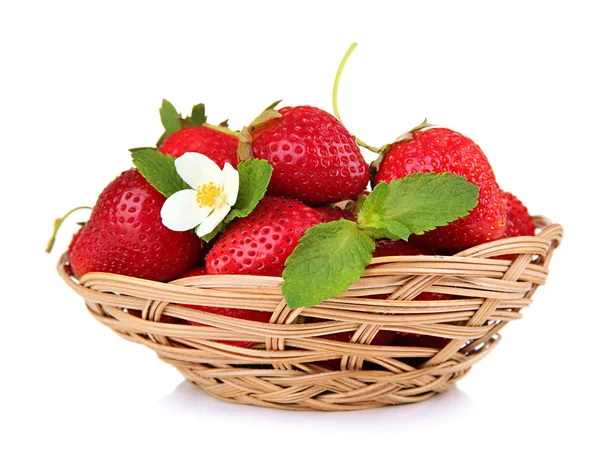 Mogna söta jordgubbar i korg, isolerad på vit — Stockfoto
