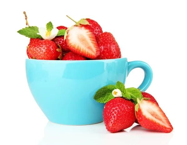 Fresas dulces maduras en taza azul, aisladas en blanco —  Fotos de Stock