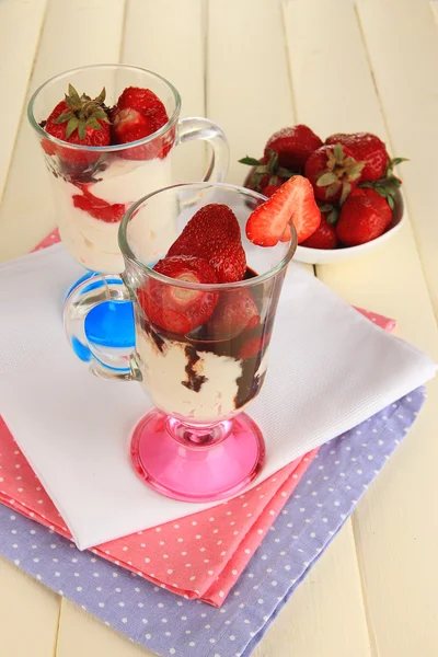 Délicieux desserts aux fraises dans un vase en verre sur table en bois close-up — Photo