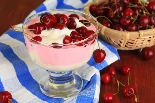 Delicioso postre de cereza en jarrón de vidrio sobre mesa de madera — Foto de Stock