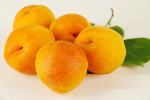 Aprikoser på träbord — Stockfoto