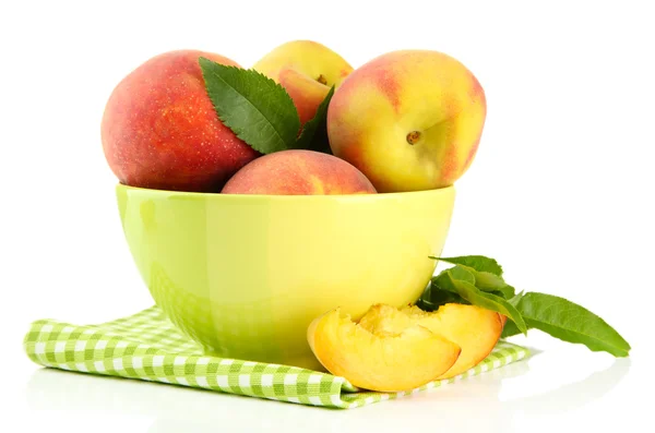 Mogna söta persikor i skål, isolerad på vit — Stockfoto