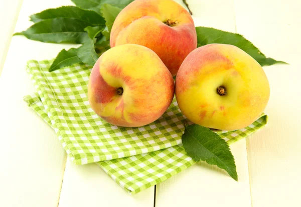 Ripe sweet peaches on wooden table — Stock Photo, Image