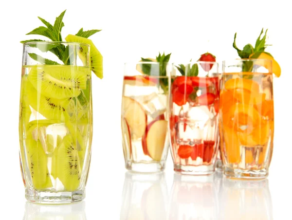 Verres de boissons aux fruits avec glaçons isolés sur blanc — Photo