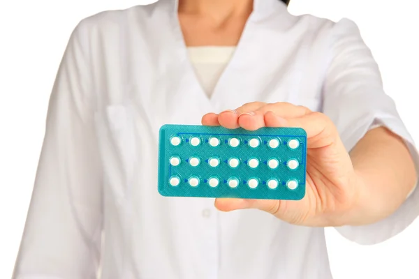 Las píldoras hormonales en la mano del médico aislado en blanco — Foto de Stock
