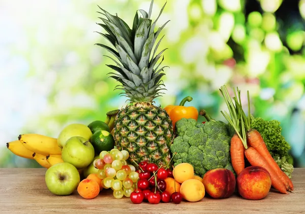 Választék a friss gyümölcsök és zöldségek a természetes háttér — Stock Fotó