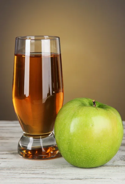 Bicchiere di succo di mela fresco sul tavolo su sfondo grigio — Foto Stock
