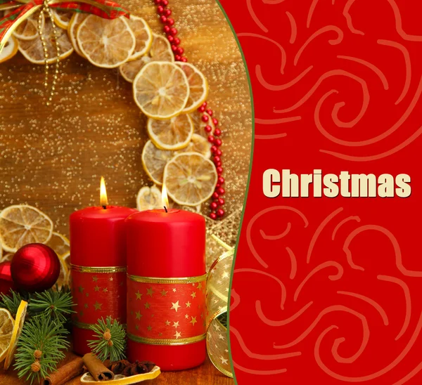 两支蜡烛和圣诞装饰品 — 图库照片