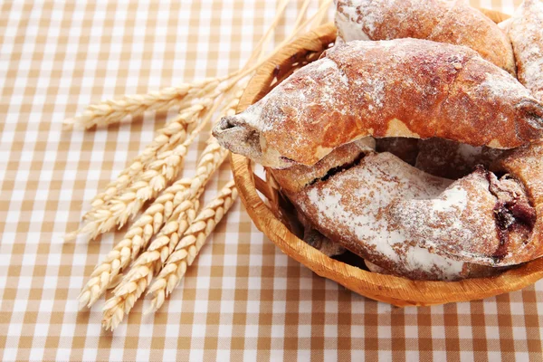Chuť croissanty v koši na tableclot — Stock fotografie