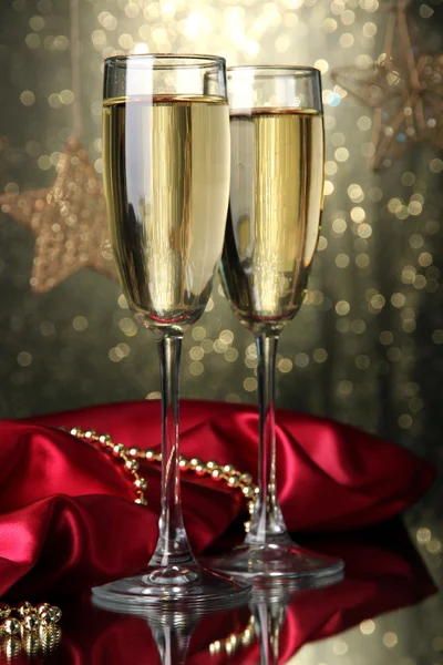 Two glasses of champagne on bright background with lights — Stock Photo, Image