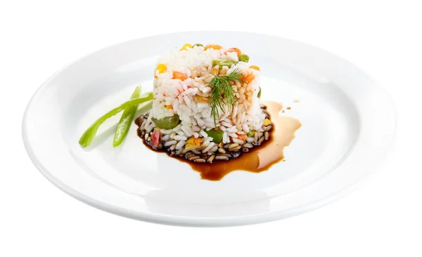Delizioso risotto con verdure, isolato su bianco — Foto Stock
