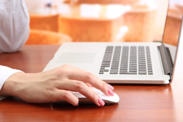 Mãos femininas trabalhando no laptop, no fundo brilhante — Fotografia de Stock