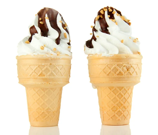 Смачне морозиво з шоколадом, ізольоване на білому — стокове фото