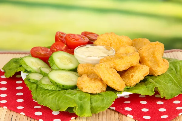 Smażone nuggets z kurczaka z warzywami i sosem na stole w parku — Zdjęcie stockowe