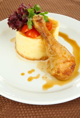 küçük bir kısmı büyük tabakta yemek yakın çekim