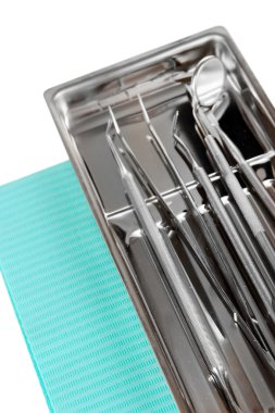 diş hekimi araçları üzerinde beyaz izole