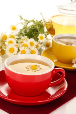 camomiles ile bitkisel çay bardağı yakın çekim