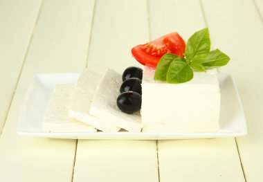 koyun peyniri, fesleğen, zeytin ve domates renk ahşap zemin üzerinde süt