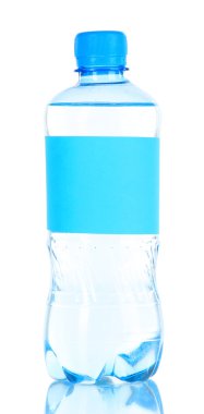 Beyaz üzerine izole edilmiş bir şişe su.