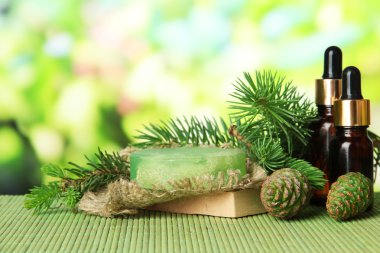 el yapımı Sabun ve köknar ağacı yağı bambu hasır üzerinde şişe