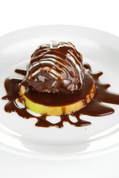 Dessert au chocolat sur grande assiette close up — Photo