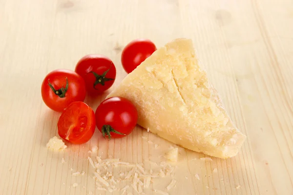 Pedaço de queijo parmesão na mesa de madeira close-up — Fotografia de Stock