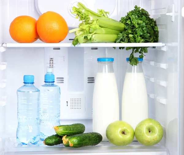 Offener Kühlschrank mit vegetarischer Kost — Stockfoto