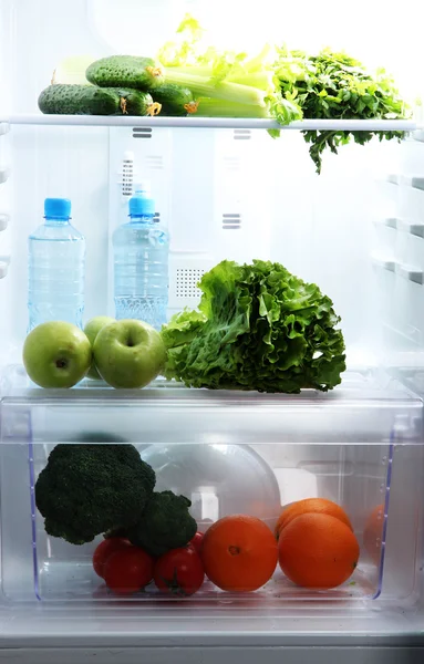 Frigorífico aberto com comida vegetariana — Fotografia de Stock