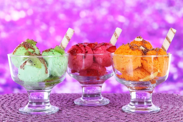 Delicioso helado en la mesa sobre fondo brillante —  Fotos de Stock