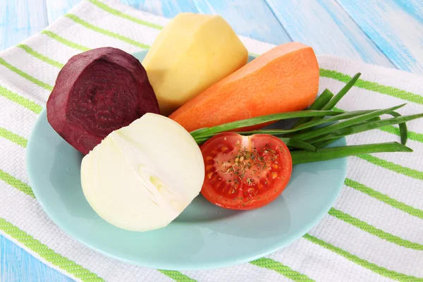 Peeled vegetables on plate on napkin — Stock Photo, Image