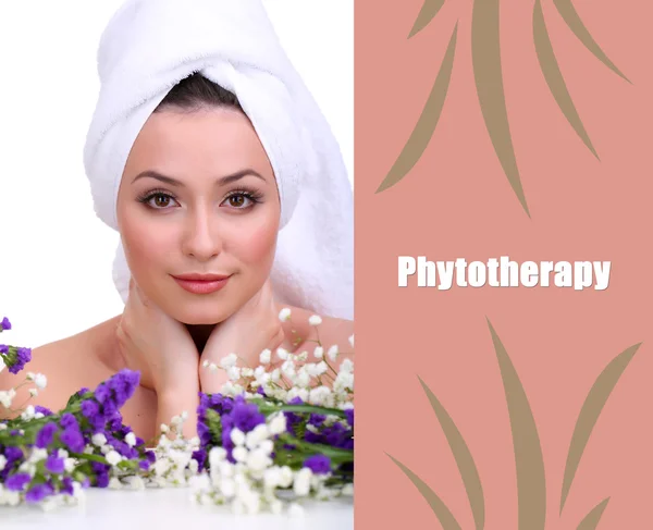 Vacker ung kvinna med handduk på hennes huvud och blommor isolerad på vit — Stockfoto