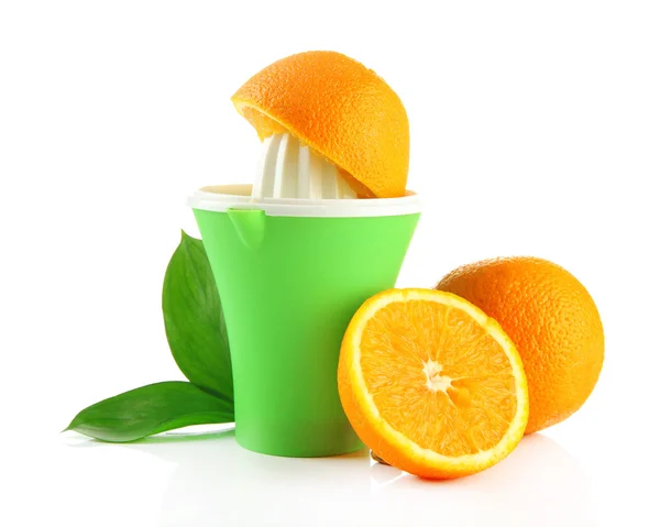 Citruspress och mogna apelsiner, isolerad på vit — Stockfoto