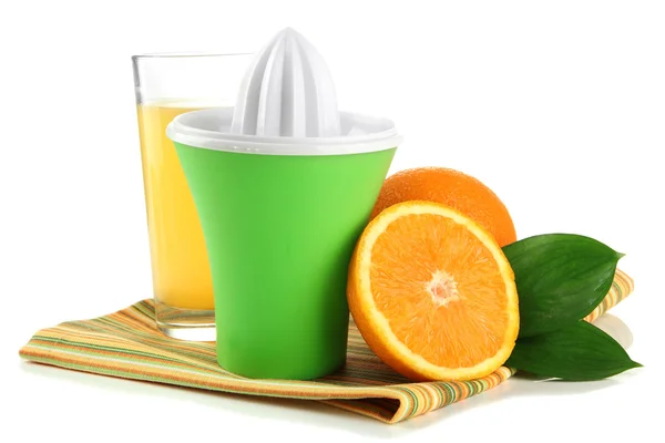 柑橘類を押して、ジュースと熟したオレンジ、白で隔離されるのガラス — ストック写真