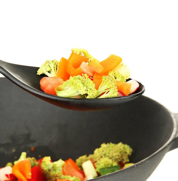 Vegetabiliska ragu i wok, isolerad på vit — Stockfoto