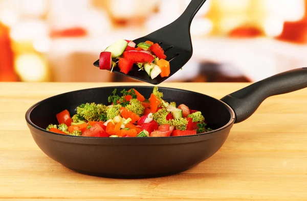 Vegetable ragout in pan, on wooden table on bright background — Stock Photo, Image