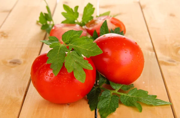 Verse tomaten op houten tafel close-up — Stockfoto
