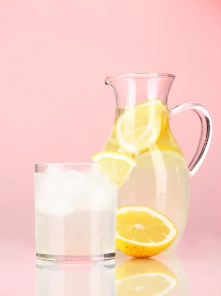 Limonada en jarra y vaso sobre fondo rojo — Foto de Stock